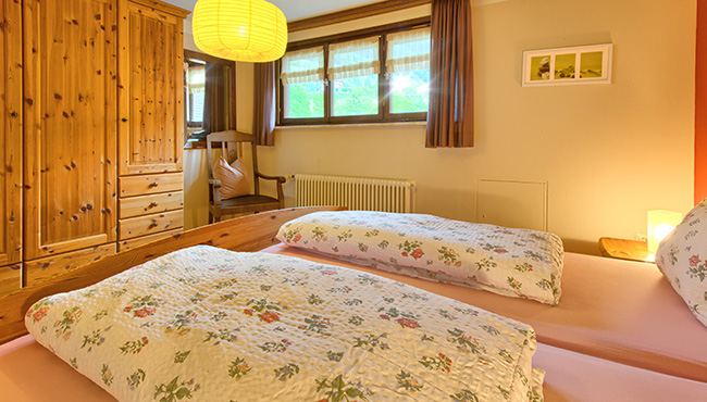 Schlafzimmer mit Doppelbett